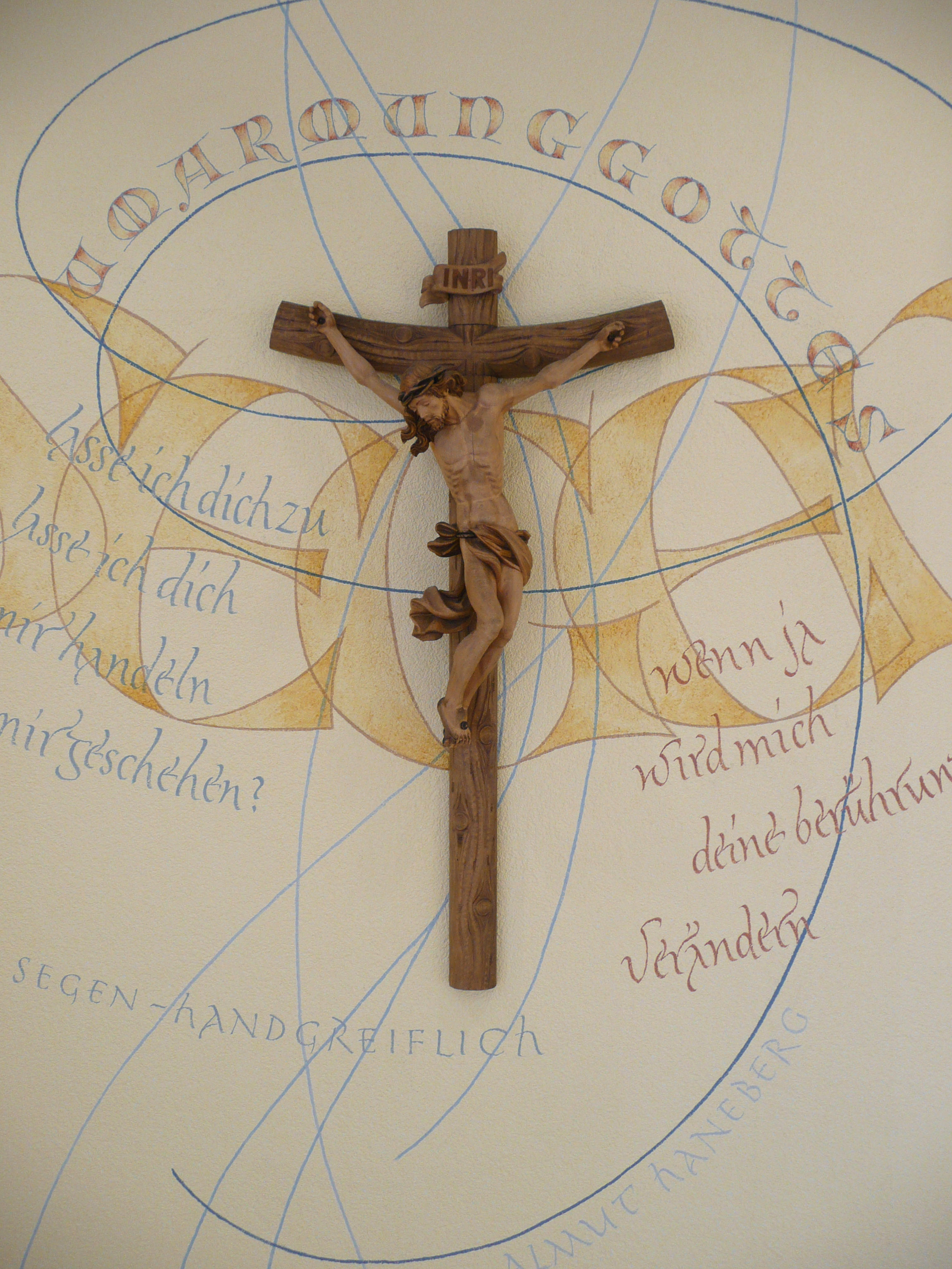 Kruzifix umgeben von einer Kalligrafie