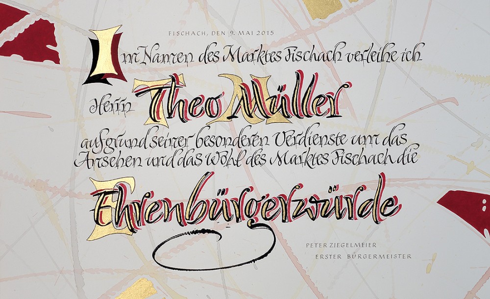 Kalligrafie Ehrenbuergerurkunde in Rot, Schwarz und gold