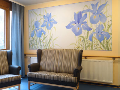 Blaue Schwertlilien, davor Sofa