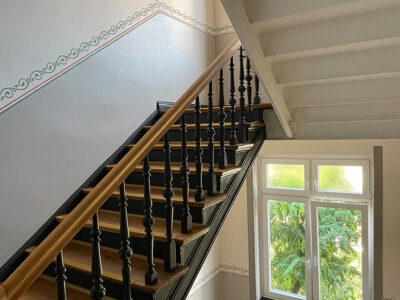 Farbgestaltung für einen Treppenaufgang in einem Historismushaus
