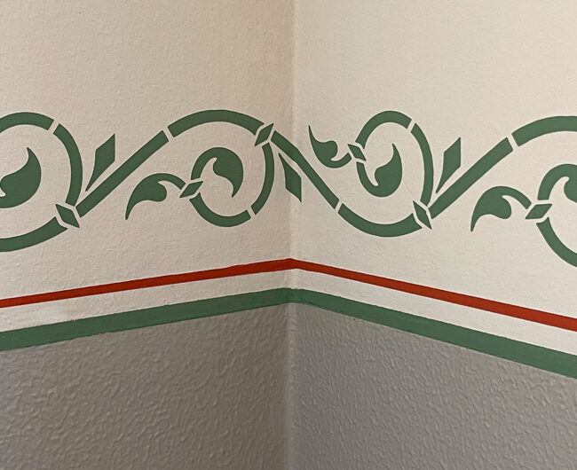 schabloniertes Ornament in einem Treppenhaus