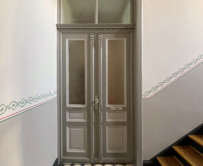 Farbgestaltung Treppenhaus Wohnungseingang