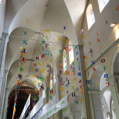 Blick ins Gewölbe des Braunschweiger Doms, Mobile mit Liedtexten aus Acrylglasbuchstaben
